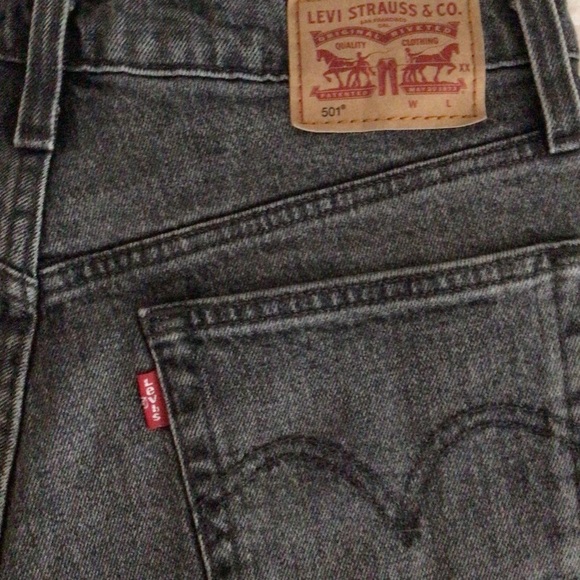 Womens Levi’s 501 Cut off Jean Shorts - Picture 3 of 7